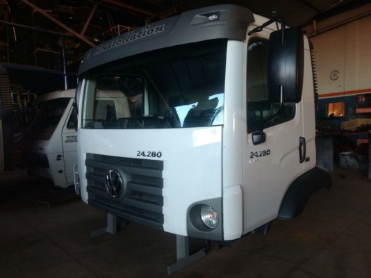 Cabine Volkswagen Constellation teto baixo 24-280 completa