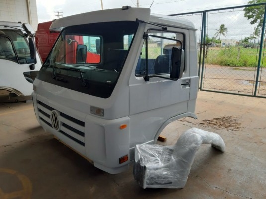 Cabine Volkswagen Titan Worker com montagens completa